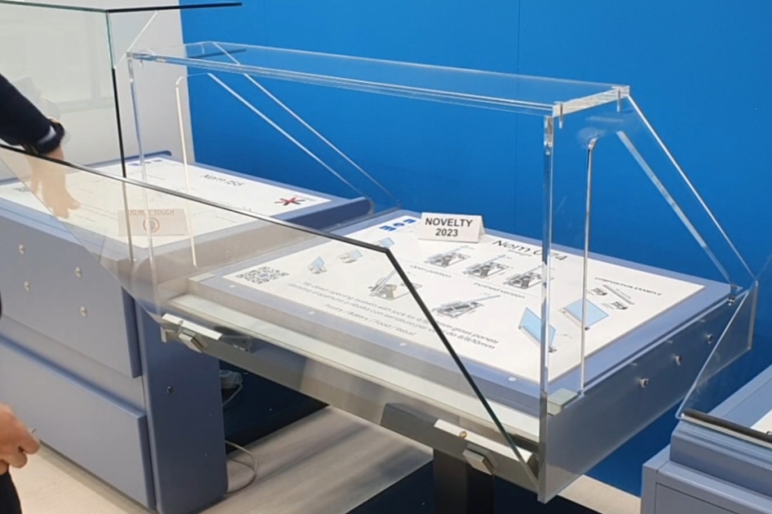 Tilt down, opening system for tempered flat linear glass panels - NEM 074 - 2