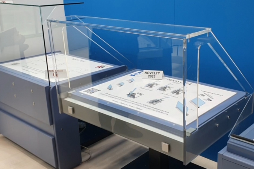 Tilt down, opening system for tempered flat linear glass panels - NEM 074 - 3