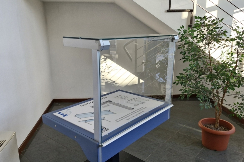 Lift up opening system for tempered flat linear glass panels - NEM 081 - 1