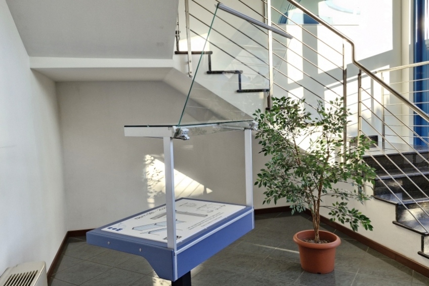 Lift up opening system for tempered flat linear glass panels - NEM 081 - 2