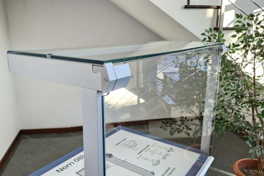 Lift up opening system for tempered flat linear glass panels - NEM 081 - 3
