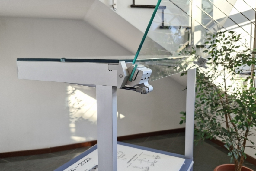 Lift up opening system for tempered flat linear glass panels - NEM 081 - 4