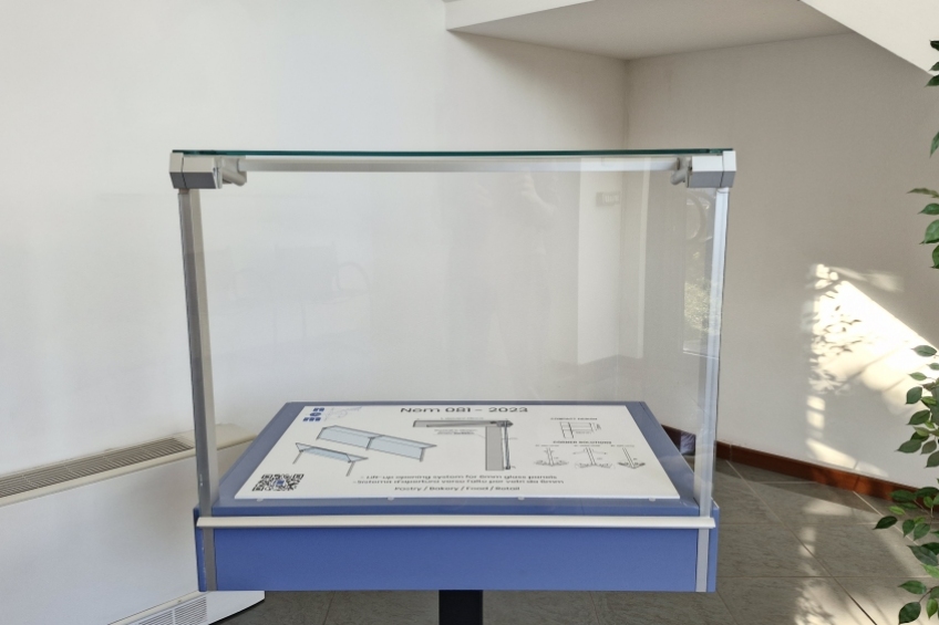 Lift up opening system for tempered flat linear glass panels - NEM 081 - 5