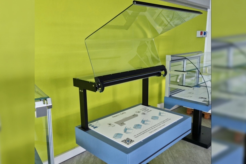 Lift up opening system for tempered flat, double curve and R20 linear glass panels - NEM 043 - 4