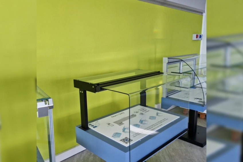 Lift up opening system for tempered flat, double curve and R20 linear glass panels - NEM 043 - 3