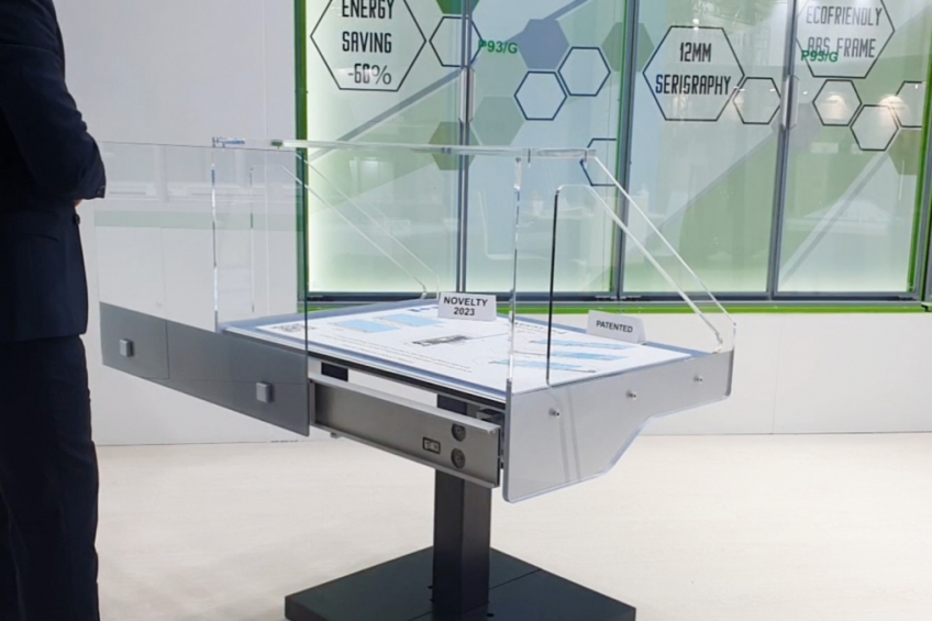 Side-slide opening system for tempered flat linear glass panels - NEM 154 - 4