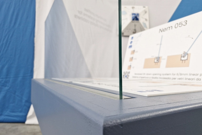 NEM 053 - Self-standing tilt down opening system for single and double glass panels - 4