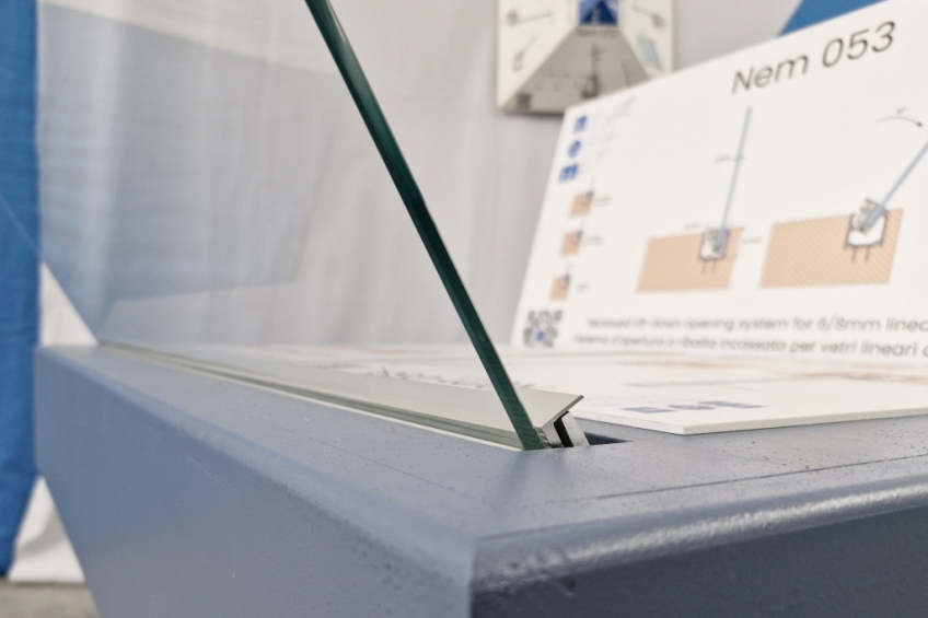 NEM 053 - Self-standing tilt down opening system for single and double glass panels - 5